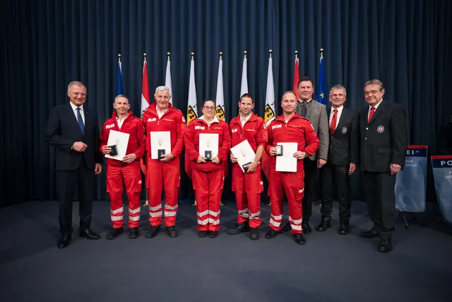 Thomas Stelzer, Manfred Reichinger, Josef Höflmaier, Verena Katzinger, Armin Herrmüller, Wolfgang Waldl, Rot Kreuz Bezirksstellenleiter Gerald Kronberger, Rot Kreuz Bezirksgeschäftsleiter Herbert Markler, Rot Kreuz Vizepräsident Günter Mayr (v. l.). | Foto: Land Oberösterreich, MM