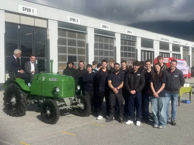 Regionalmanager Wolfram Gehri und Postbus-Vorstand Alfred Loidl (v.l.) mit den Lehrlingen | Foto: MeinBezirk/Jan Thönnessen
