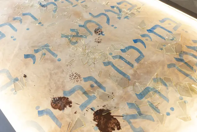 Im Kreuzgang des Tiroler Volkskunstmuseums ist ein hinterleuchtetes Fragment der von Oskar Stocker und Luis Rivera bemalten Leinwand „Kaddisch“ zu sehen. | Foto: Maria Kirchner