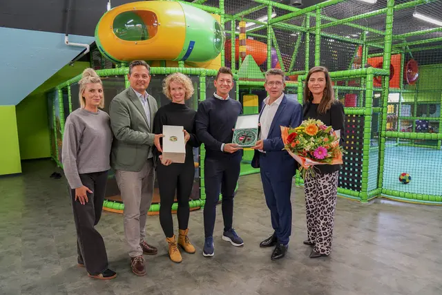 Zornitza Grosser (Smiley’s Playgarden), Lucas Sobotka (Stadtrat für Wirtschaft, Hochschulen, Digitalisierung und Sicherheit), Elise Gruber (Smiley’s Playgarden), Christopher Grosser (Betreiber Smiley’s Playgarden), Peter Eisenschenk (Bürgermeister Stadt Tulln) und Katharina Gfrerer (Rosenarcade Tulln Center Managerin) feiern die Eröffnung des ersten Indoor-Spielplatzes Smiley’s Playgarden in Tulln. - Nicht am Bild: Philipp Gruber (Betreiber Smiley’s Playgarden) | Foto: marketing circus