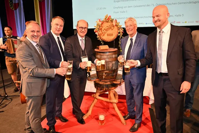 Der Kärntner Gemeindebundpräsident Günter Vallant, Vizekanzler Andreas Babler, der Österreichische Gemeindebund-Präsident Johannes Pressl, Landeshauptmann Peter Kaiser und Michael Zimper (GF Kommunalverlag) | Foto: Erich Marschik/Österreichischer Gemeindebund