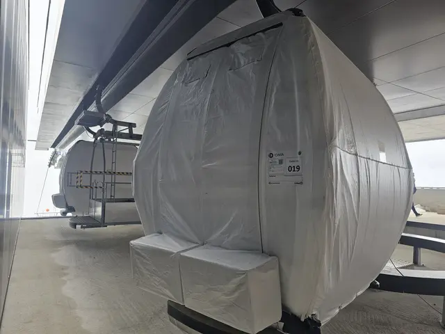 Noch sind sie verhüllt, im Dezember sollen sie die Gäste ins Skigebiet bringen. | Foto: Thomas Seelos