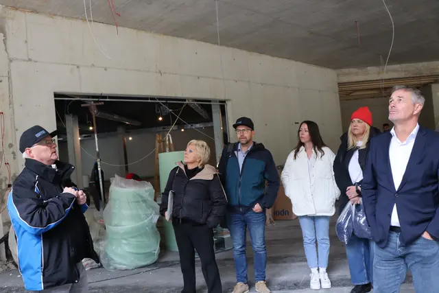 Vorstand Andreas Kleinheinz (links) präsentiert den Gästen die neue Diasbahn. | Foto: Thomas Seelos