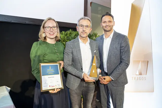 Seriensieger aus Frohnleiten: Theresa Heuberger, Vertriebsdirektor Ewald Konrad und Bernhard Muhr von Komptech feiern die nächste Auszeichnung. | Foto: Foto Fischer