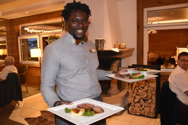 Kelvin servierte die Hauptspeisen. | Foto: Michael Strini