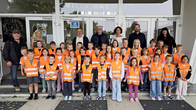 ARBÖ-Präsident Peter Rezar und Direktor Martin Heissenberger übergeben gemeinsam mit Bürgermeisterinnen und Bürgermeistern reflektierende Warnwesten an Taferlklassler. | Foto: ARBÖ Burgenland