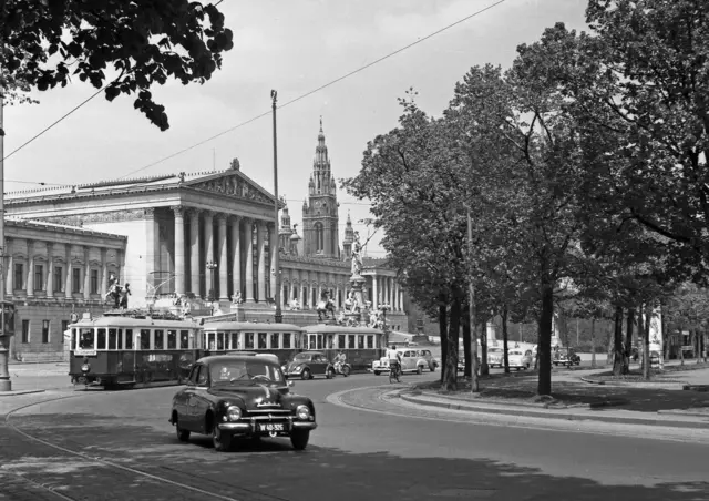 Die Linie D mit einem M-Dreiwagenzug beim Parlament. (Archiv) | Foto: Wiener Linien