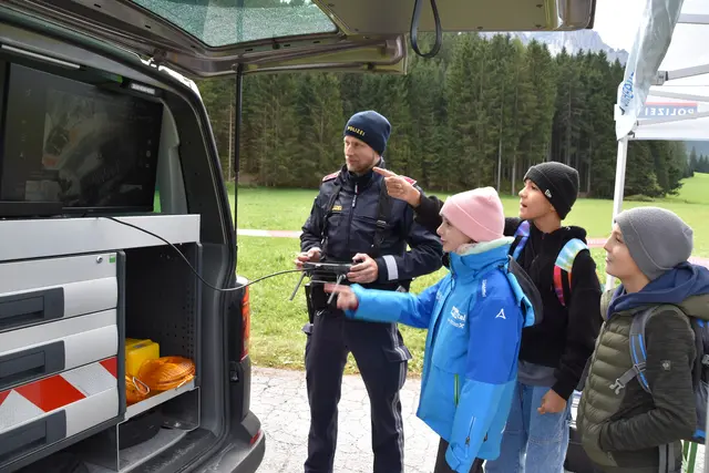 Die Klassenkameraden am Bildschirm auszumachen, das hat den Schülern der 2b/MS Steinach großen Spaß bereitet. | Foto: Kainz