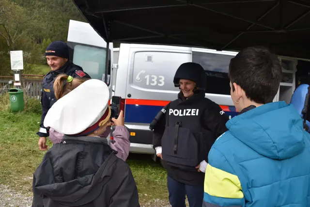 In Schutzkleidung: Schulassistentin Guilia Pirchner wurde zum Fotomotiv. | Foto: Kainz
