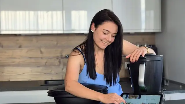 Thermomix-Beraterin Jennifer Ropin demonstriert in ihrem Kochatelier in St. Lorenzen (Steiermark) interaktive Thermomix-Vorführungen und begeistert Teilnehmer:innen mit praktischer Anleitung. | Foto: Jennifer Ropin