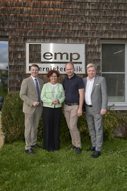 Bezirksgruppenobmann in Krems Thomas Hagmann, Elisabeth Zehetner Staatssekretärin für Energie, Startups und Tourismus, Geschäftsführer Matthias Lemp und Abgeordneter zum Nationalrat WBNÖ Direktor Harald Servus zu Besuch bei der Firma Lemp Energietechnik

  | Foto: Martin Skopal