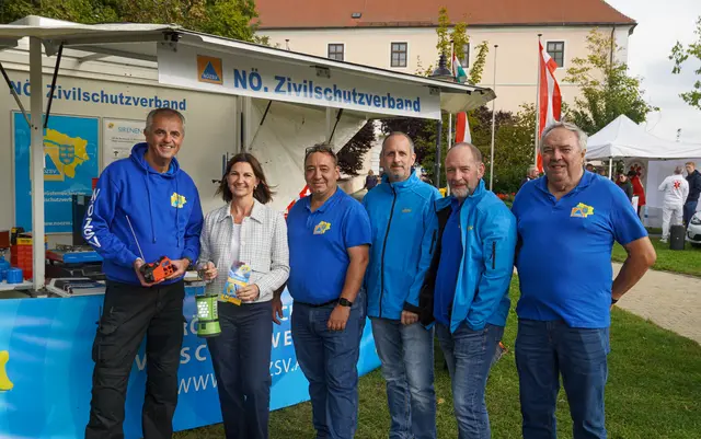 Bürgermeisterin Birgit Petross und Mitglieder des Zivilschutzverbandes Ortsstelle Vösendorf. | Foto: Marktgemeinde Vösendorf