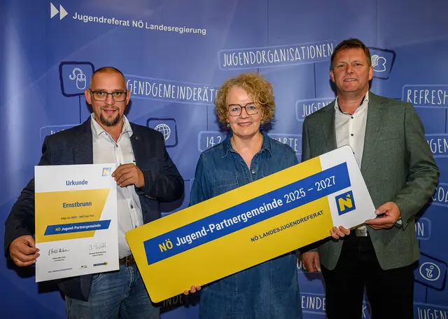 Ernstbrunn: Foto (v.l.n.r.): Thomas Laab, Jugend-Landesrätin Christiane Teschl-Hofmeister, BGM Gerhard Toifl | Foto: NLK Burchhart