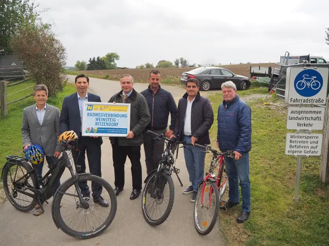 DI Dr. Michael Platzer (NÖ Straßendienst), Josef Zimmermann (Bgm. von Großrußbach, VP), FPÖ-LAbg. Hubert Keyl in Vertretung von LH-Stellvertreter Udo Landbauer, Erwin Reis (GGR von Kreuttal), ÖVP-LAbg. Christian Gepp in Vertretung von Landeshauptfrau Johanna Mikl-Leitner, Markus Koller (Bgm. von Kreuttal). | Foto: Straßendienst NÖ