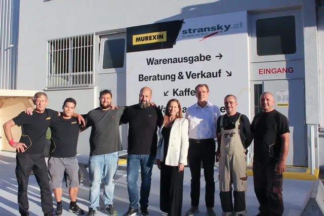 Brigitte Kirschner, Geschäftsführerin Franz Stransky GmbH (4. von rechts), Bernhard Mucherl, Geschäftsführer Murexin GmbH (3. von rechts) und dem Murexin/Stransky-Team.  | Foto: Murexin