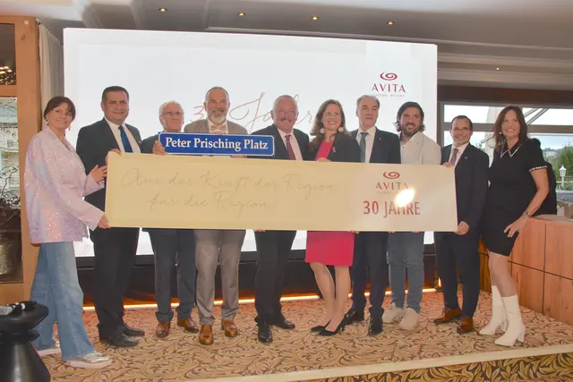 Das AVITA feierte 30 Jahre: Eva-Maria Marold, Stefan Laimer (Bürgermeister Bad Tatzmannsdorf), Ewald Tölly (Kommanditist), AVITA-Geschäftsführer Peter Prisching, Herbert II. Treiber (Kommanditist), Landeshauptmann-Stellvertreterin Anja Haider-Wallner, Landesrat Leonhard Schneemann, Hans Unger (Bürgermeister Oberschützen), Andreas Wirth (Wirtschaftskammer-Präsident), Martina Parker | Foto: Michael Strini