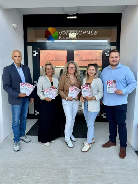 Bgm. Bernd Hermann, Elternvereinsobfrau Ulrike Fink, Direktorin Nicole Koch-Reißer, Lehrerin Eva-Maria Platzer, ÖGB-Regionalsekretär Patrick König (v.l.) vor der VS Frauental | Foto: ÖGB Südweststeiermark