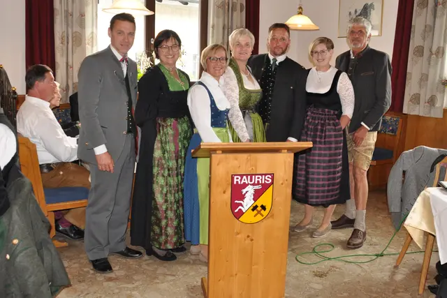 Bürgermeister Peter Loitfellner, Johanna Bürgler (Bezirksbäuerin), Theresia Moser (TVB Rauris), ÖR Claudia Entleitner, Markus Rainer (Ortsbauer) Kathrin Pirchner (Ortsbäuerin) und ÖR Klaus Vitztum (BBK Zell am See) | Foto: Astrid Kammerer-Schmitt