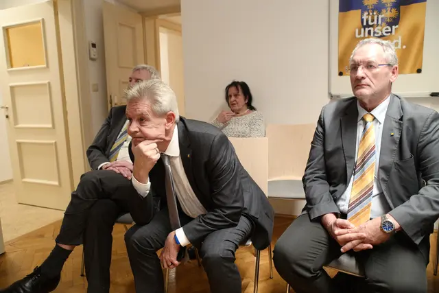 Hermann Hauer (ÖVP) bei den Hochrechnungen der Landtagswahl 2023. | Foto: Santrucek