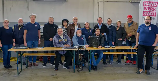 Obmann Georg Schibranji (1.v.r.) und sein Team von der Hand.Werk.Stadt freuen sich  mit Bgm. Herbert Janschka (5.v.r.), Vize-Bgm. Wolfgang Tomek (7.v.r.), Bürgern und Vertretern der Verwaltung und der Politik über das 4. Repair Cafe in Wiener Neudorf. | Foto: Marktgemeinde Wiener Neudorf