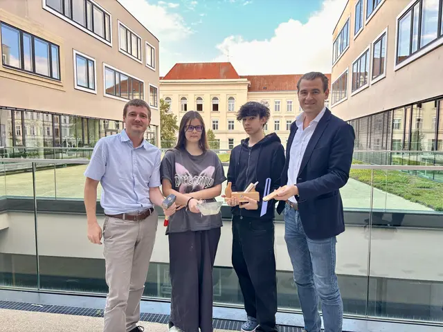 Martin Müllner (Polytechnische Schule), Schülerin Simone Knotzova, Schüler Aflat Besleaga und Paul Birngruber (Wirtschaftsbeirat) | Foto: Simone Göls