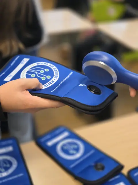 Die Taschen lassen sich ausschließlich mit den entsprechenden Magneten öffnen. | Foto: Elternverein MS Brunn