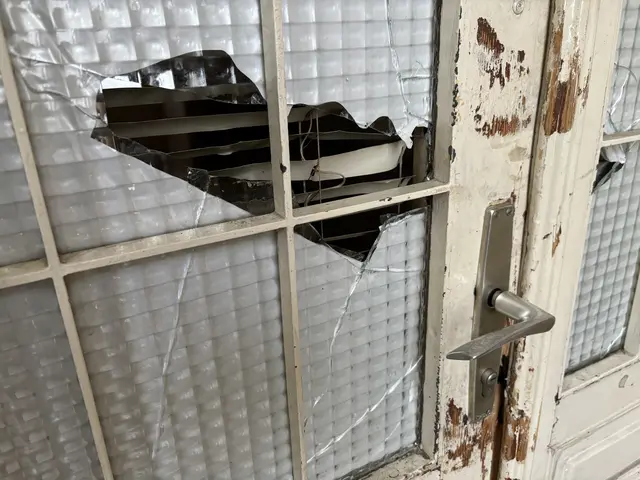 Viele der Wohnungen im Haus stehen inzwischen leer – und werden aufgebrochen und illegal behaust. | Foto: Nathanael Peterlini/MeinBezirk