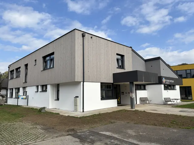 Der Kindercampus Desselbrunn wurde aufgestockt und beherbergt nun vier fixe Kindergartengruppen. | Foto: Mein Bezirk/C. Steiner-Watzinger