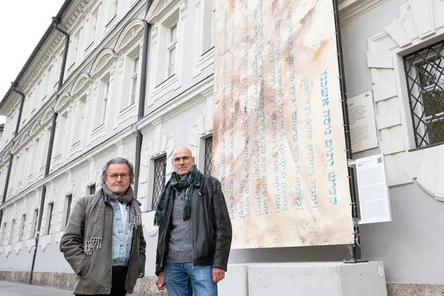 An der Fassade und im Kreuzgang des Tiroler Volkskunstmuseums werden Auszüge aus dem jüdischen Gebet Kaddisch gezeigt. Das Werk soll ein Zeichen für Frieden und eine aktive Erinnerungskultur setzen. Im Bild: die Künstler Oskar Stocker (li.) und Luis Rivera | Foto: Martin Vandory