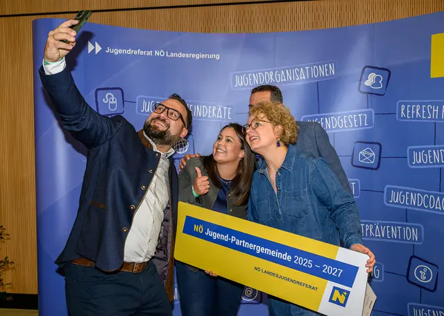 Hagenbrunn: Foto (v.l.n.r.): GR Florian Koller, GR Julia Kloiber, Jugend-Landesrätin Christiane Teschl-Hofmeister, GR Martin Strahner | Foto: NLK Burchhart