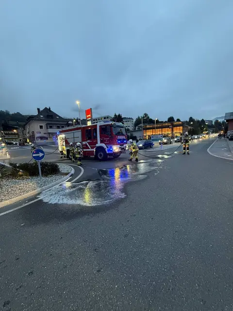 Die Feuerwehr reinigte die Unfallstelle. | Foto: FF Schwarzach