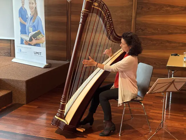 Harfenklänge begleiteten den Festnachmittag. | Foto: MeinBezirk/Günther Reichel