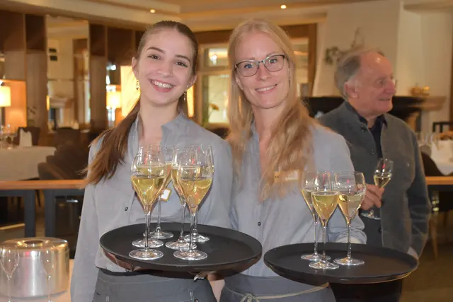 Als Begrüßung gab es ein Glaserl Sekt mit einem Lächeln serviert. | Foto: Michael Strini