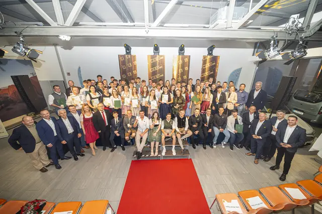 Für 65 Toplehrlinge und deren Ausbildnerinnen und Ausbildner sowie 33 Absolventinnen und Absolventen einer Meister- bzw. Befähigungsprüfung wurde der rote Teppich ausgerollt. | Foto: Foto Fischer