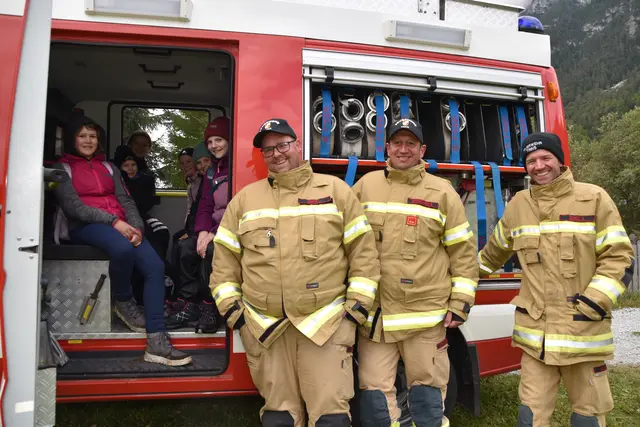 Der Trinser FF-Kdt. Berthold Eppacher (2.v.r.), Lukas Mayr und Alexander Gogl (r.) erklärten den Schülern die Ausrüstung und natürlich durften sie auch einmal im Feuerwehrauto Platz nehmen. | Foto: Kainz