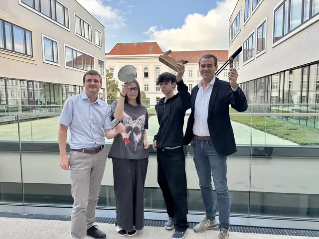 Martin Müllner (Polytechnische Schule), Schülerin Simone Knotzova, Schüler Aflat Besleaga und Paul Birngruber (Wirtschaftsbeirat) | Foto: Simone Göls