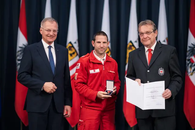 Armin Herrmüller ist Mitarbeiter der Rot-Kreuz-Ortsstelle Riedersbach. | Foto: Land Oberösterreich, MM