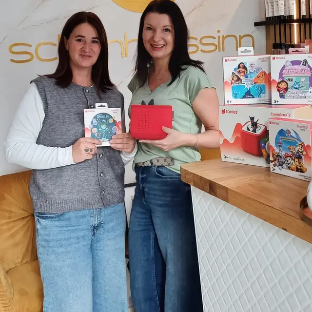 Anne Lautner und Diana Jungwirth bei der Übergabe der neuen Toniebox 2