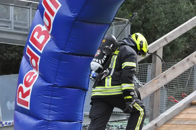 Mit schwerer Ausrüstung geht es hinauf. | Foto: SKN