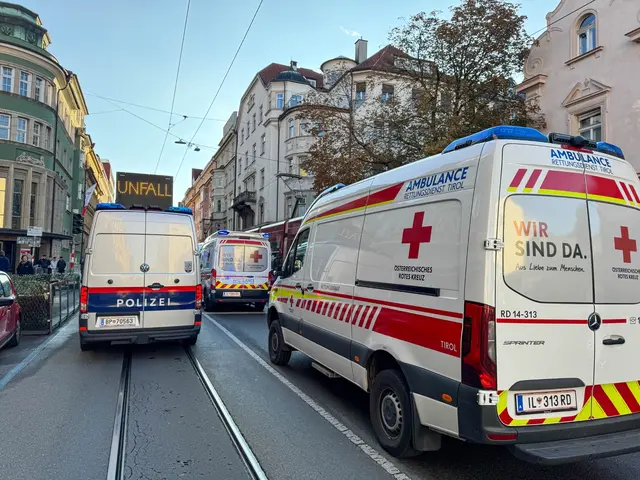 Krankenwagen sowie Polizeiwagen mit Warntafel am Ort des Unfalls. | Foto: Rotes Kreuz Innsbruck
