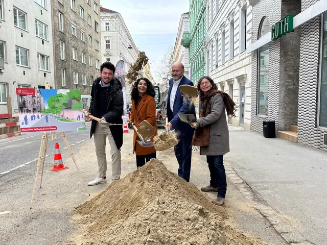 v. l.: Bezirksvorsteherin-Stellvertreter Christian Sapetschnig, Bezirksvorsteherin Saya Ahmad (beide SPÖ), Herwig Wetzlinger, Direktor des AKH Wien, und Liette Clees vom Grätzllabor Alsergrund. | Foto: Pia Rotter/MeinBezirk