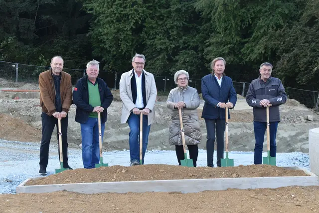 Bei windigen Verhältnissen erfolgte der Spatenstich für Bauabschnitt zwei in der Siemensstraße Pinkafeld. | Foto: Michael Strini