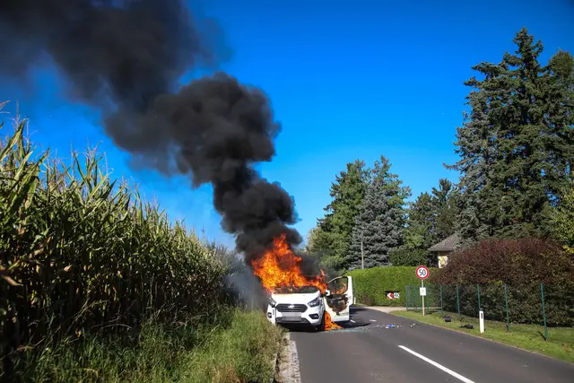 Ein mit Gasflaschen beladener Kleintransporter fing während der Fahrt auf der Mistelbacher Straße in Marchtrenk zu brennen an. | Foto: laumat.at