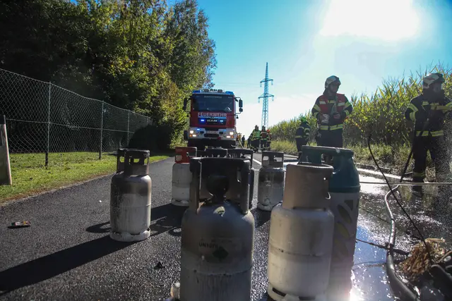 Die geladenen Gasflaschen mussten gesichert, geborgen und abgekühlt werden. | Foto: laumat.at