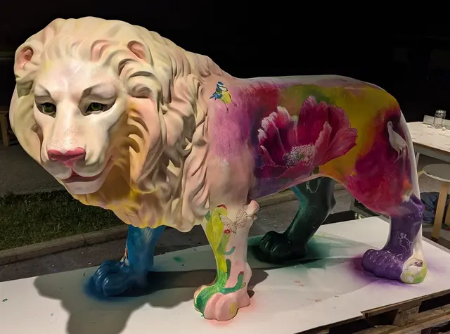 Heute endet die Löwensafari der Welser Lions-Clubs. Großkatze "Lawrence" komplettierte die Sammlung aus 28 individuell bemalten Großkatzen. MeinBezirk durfte Künstlerin Birgit Lorenz über die Schultern schauen. | Foto: Lorenz