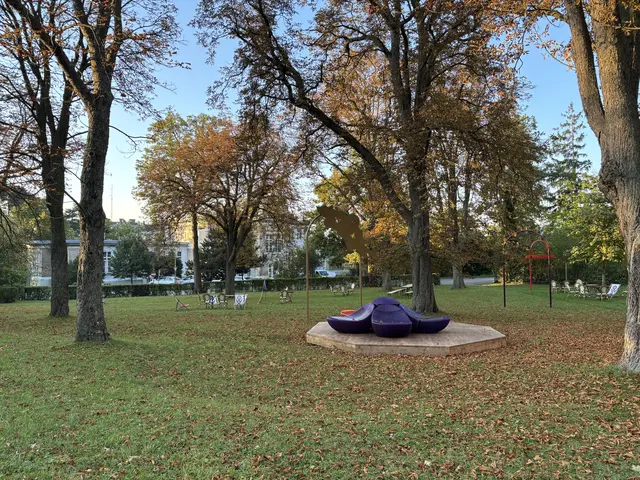Am Pavillion 10 wurde ein historischer Gartenpavillon künstlerisch neugestaltet. Die Skulptur wird noch bis Montag, 31. August 2026 dort stehen. | Foto: Matthias Pandrea / Mein Bezirk