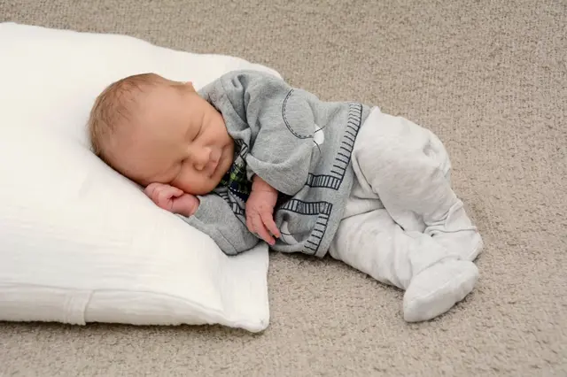 Name: Jonas
Geburtsdatum: 24.09.2025
Gewicht: 3.310 g
Größe: 54 cm
Eltern: Michaela und Martin Strauss aus Pöls | Foto: Babysmile