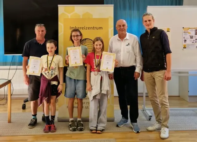 Strahlende Gesichter bei den Siegern: v.l.: Dietmar Fageth (Jugendreferent), Eva Gründlinger (2. Platz), Felix Thalhuber, Ellena Thalhuber (3. Platz), Herbert
Vitzthum (Präsident OÖ. Landesverband für Bienenzucht) und Jakob Zöchbauer
(Jugendbetreuer und ehemaliger Jugendimker-Weltmeister).
 | Foto: OÖ. Landesverband für Bienenzucht