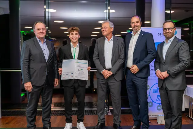 Absolvent David Zwigl (2. v. l.) wurde für seine abschließende Arbeit vierfach ausgezeichnet.  | Foto: Europagymnasium Leoben