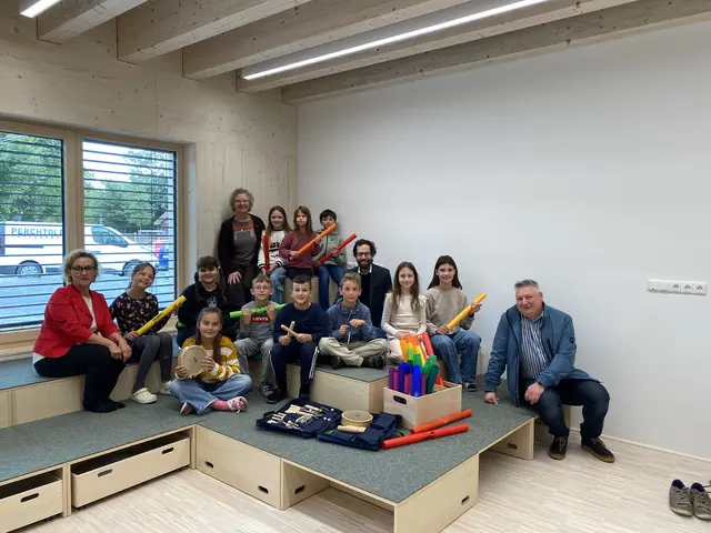 Übergabe der neuen Instrumente in der Volksschule durch das TEAM Grabern mit Bürgermeister Hubert Hofstetter.  | Foto: Team Grabern